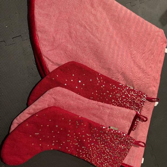 Tree Skirt & 3 stockings - Picture 1 of 1